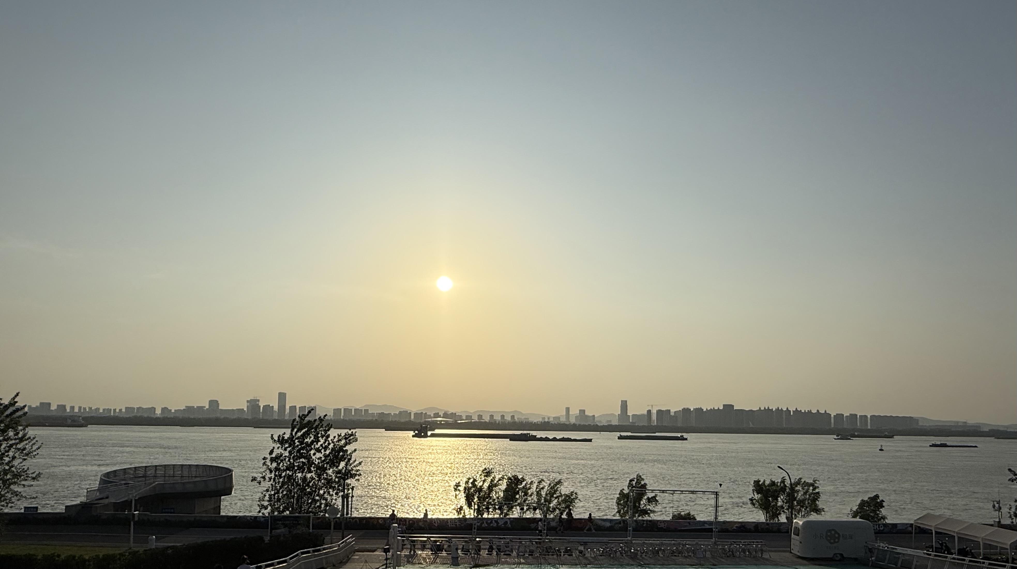 江畔夕照与城市远景，作者实拍
